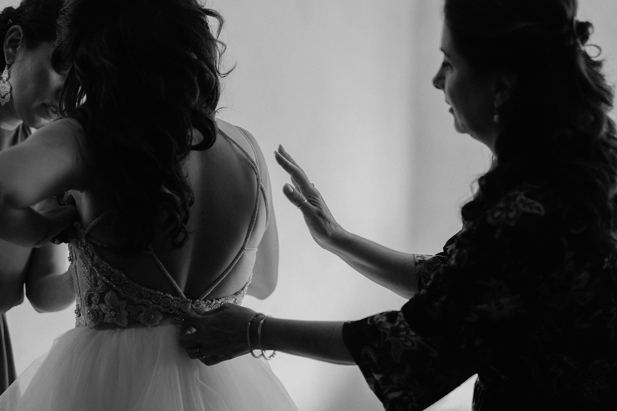 andover new jersey crossed keys estate adventure wedding photographer bride putting on dress