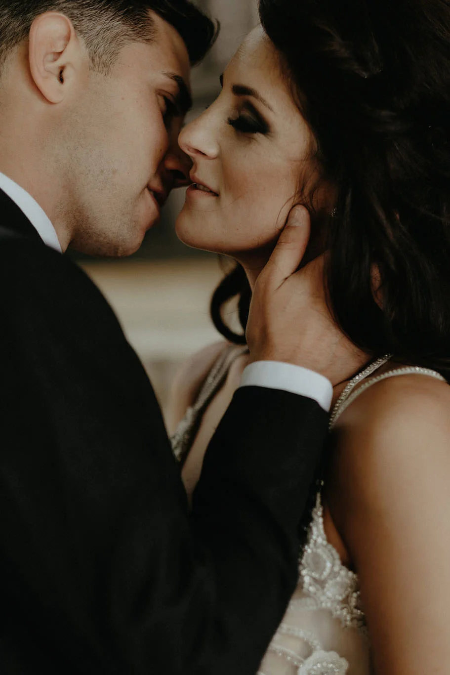 andover new jersey crossed keys estate adventure wedding photographer bride groom cuddling portrait