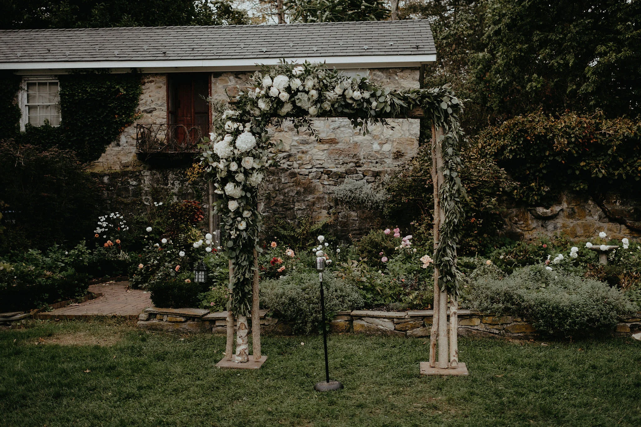 andover new jersey crossed keys estate adventure wedding photographer ceremony arbor flowers