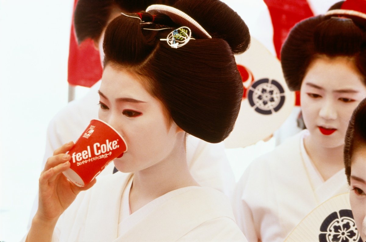 Kyoto, 1985 - La geisha pienamente aggiornata.JPG