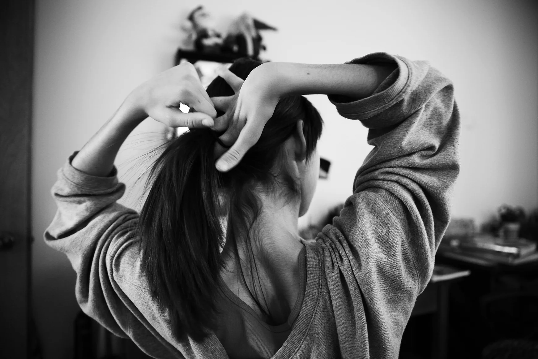  Gena fixes her hair. 