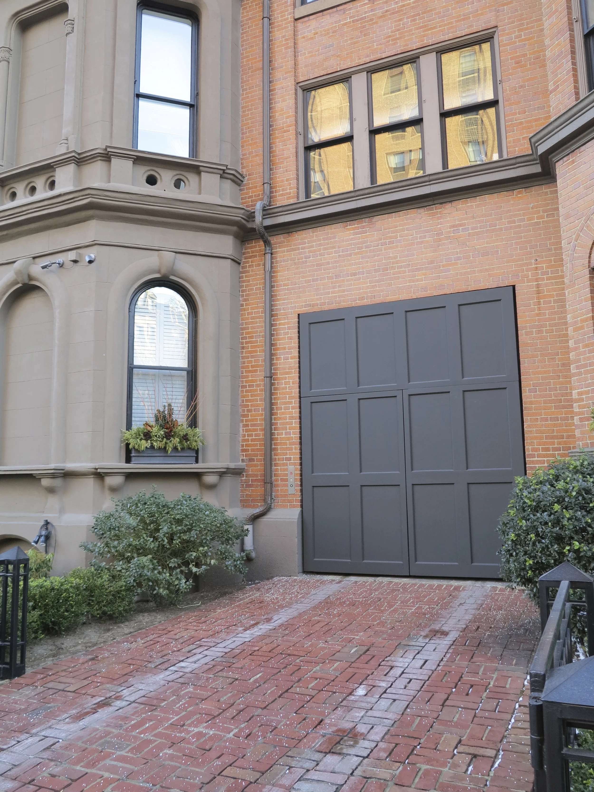 :: swooning over this simple garage door ::