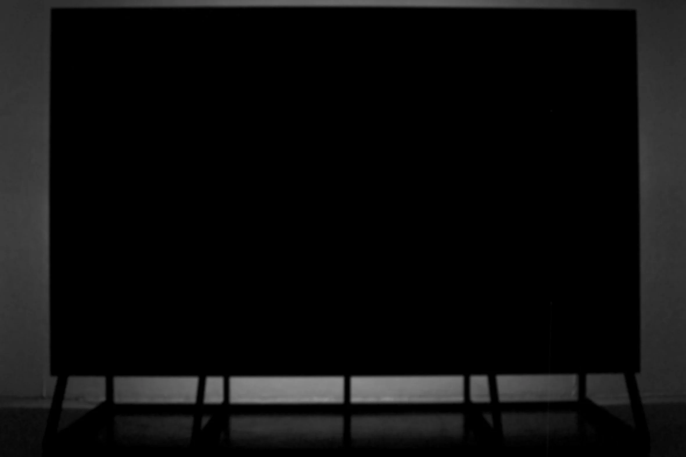With Cine Ciego, my work experienced the incorporation of a cinematographic metaphor, in which the adaptive nature of an eye in the dark allowed for the possibility of generating a perceptive script. Upon entering a dark room with very scarce lighting, the eye needs to adapt itself, which is why the pieces gradually come into vision until arriving at a stable point of perception, yet always keeping the artwork’s surface in the dark. The adaptation mechanism that one’s vision experiences in the dark is what gives the piece its particular performance quality, where the perceptive script —the artwork’s apparition— is given by the very observer, and not by some artificial illumination control mechanism. Thus, the darkness pieces present a performance, an action in time, yet their timing is not pre-established by the exhibition venue but rather, by the visitor’s entrance and the activation of his or her own vision. Con la obra Cine Ciego entró en mi trabajo una metáfora cinematográfica, en la cual la naturaleza adaptativa del ojo en oscuridad permitió la posibilidad de generar un guión perceptivo. Al entrar a una sala oscura con muy poca iluminación el ojo necesita adaptarse, por lo que las obras aparecen poco a poco a la visión, hasta llegar a un punto estable de percepción, pero sin dejar nunca de estar a oscuras la superficie de la obra. Este mecanismo de adaptación de la visión en la oscuridad es el que permite la particular performatividad de la obra, donde el guión perceptivo - el aparecer del trabajo - es dado por el propio observador y no por un mecanismo artificial para el control de la iluminación. Es así como las obras de oscuridad presentan una performance, una acción en el tiempo, pero que su itineraria no esta preestablecida por el lugar de exhibición sino por la entrada del propio visitante y la activación de su propia vista. 