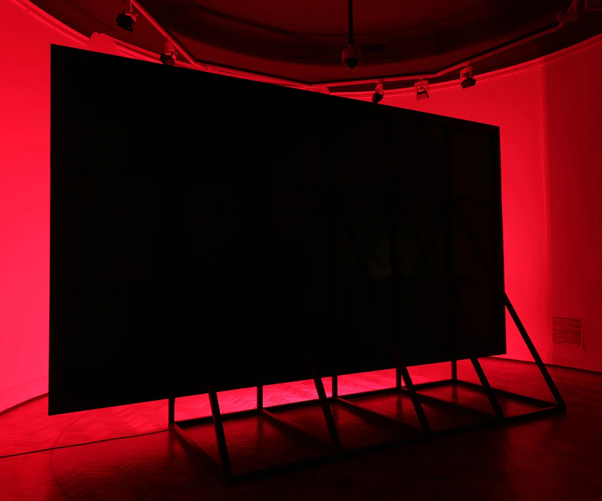  Ingmar (Red) is a structure shaped like a movie screen which in his front side contains a neon text, located in the place of a subtitle. It reads " '-No tengo nada que revelar" (-I have nothing to reveal)&nbsp;sentence taken from Ingmar Bergman's Se