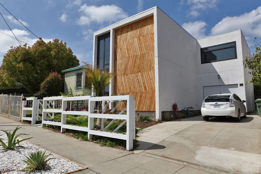 Frontal exterior shot of Jerome and Jamie Pelayo's Sunia home in Los Angeles, California.&nbsp;