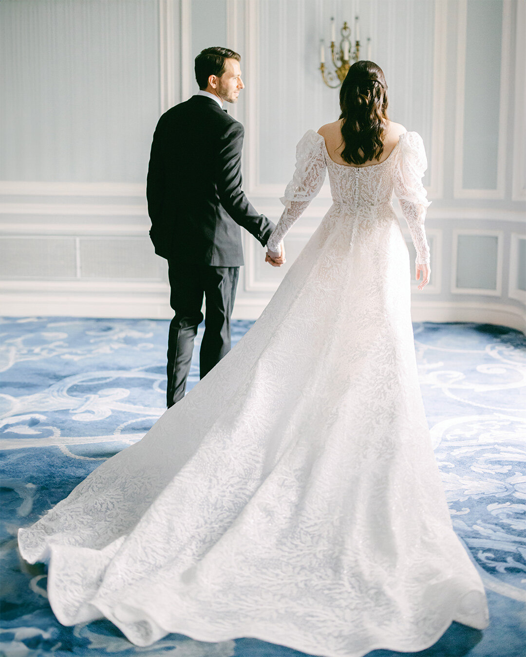 Erin was pure elegance in her @reemacrawedding gown which fit in perfectly with her timeless Drake wedding. Kevin nailed it too. 

Impeccable planning by @katie.goggin @designereventchicago
Decor by @northerngreenhouses
Hair @magnificentbrides
Makeup