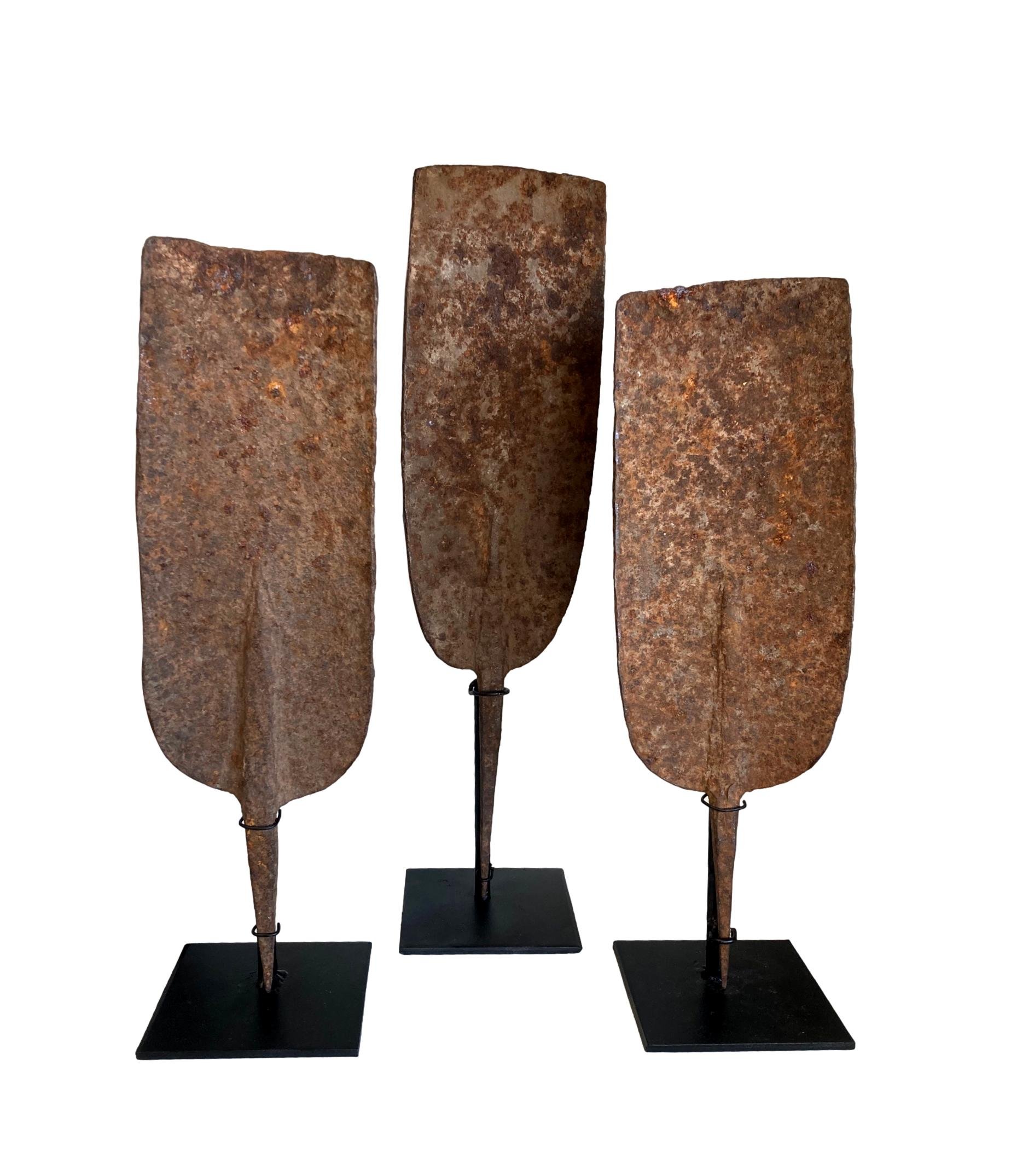 Nigerian Hoe Currency/Iron Stand 5x3x16h +/- AF238AA