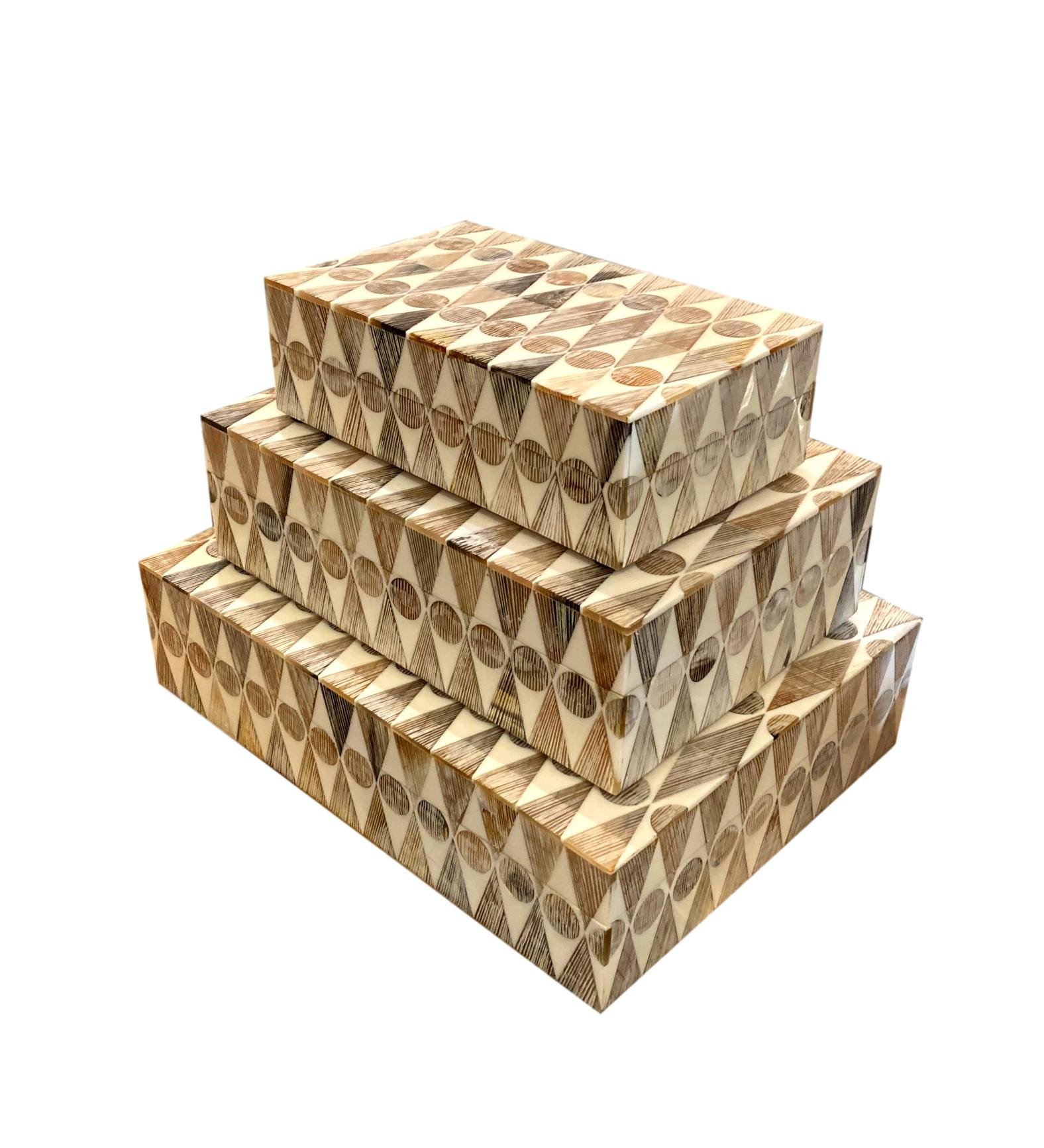 Etched Horn Diamonds and Circles/Resin Box Small - 8x5x2.5h - BIU688S Medium - 10x7x3h - BIU688M Large - 12x9x3h - BIU688L
