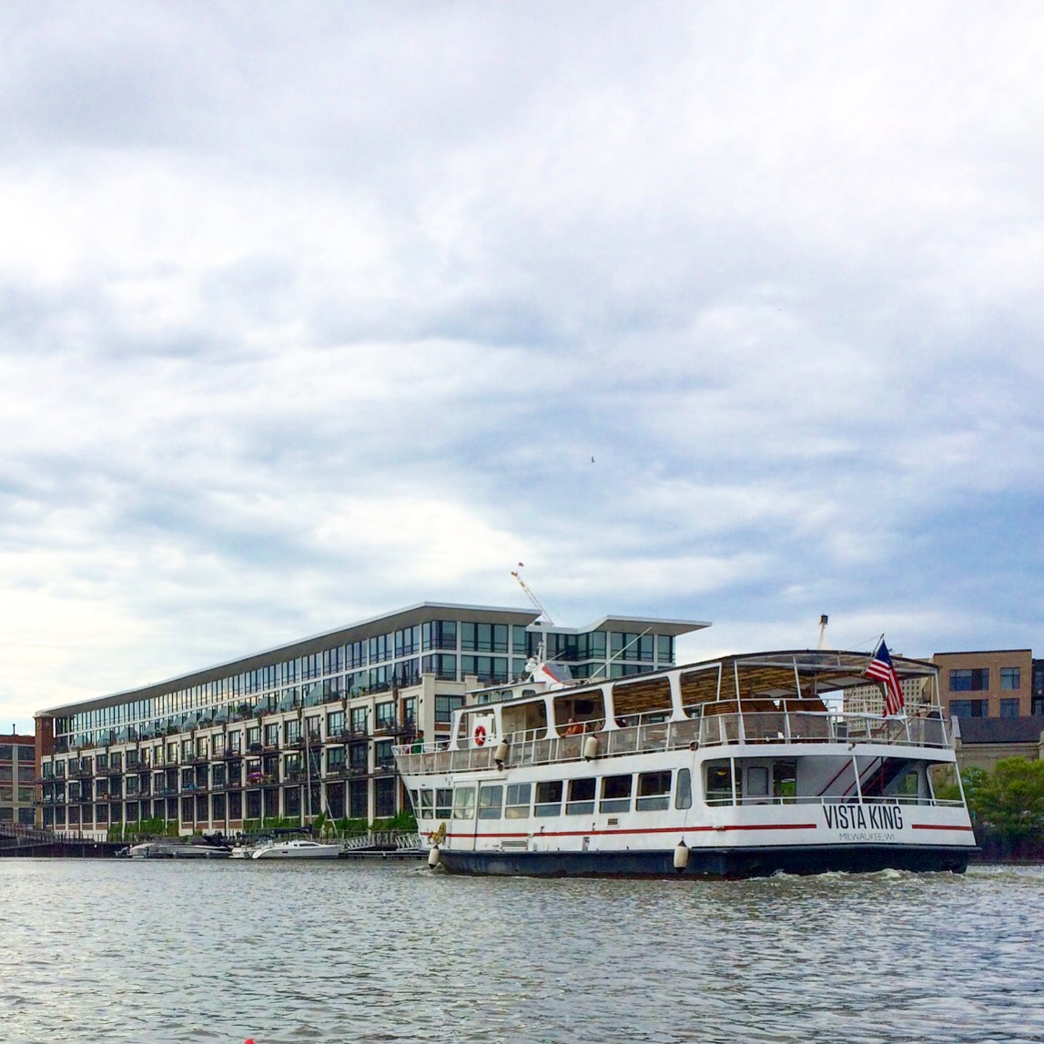 lake michigan boat tour milwaukee