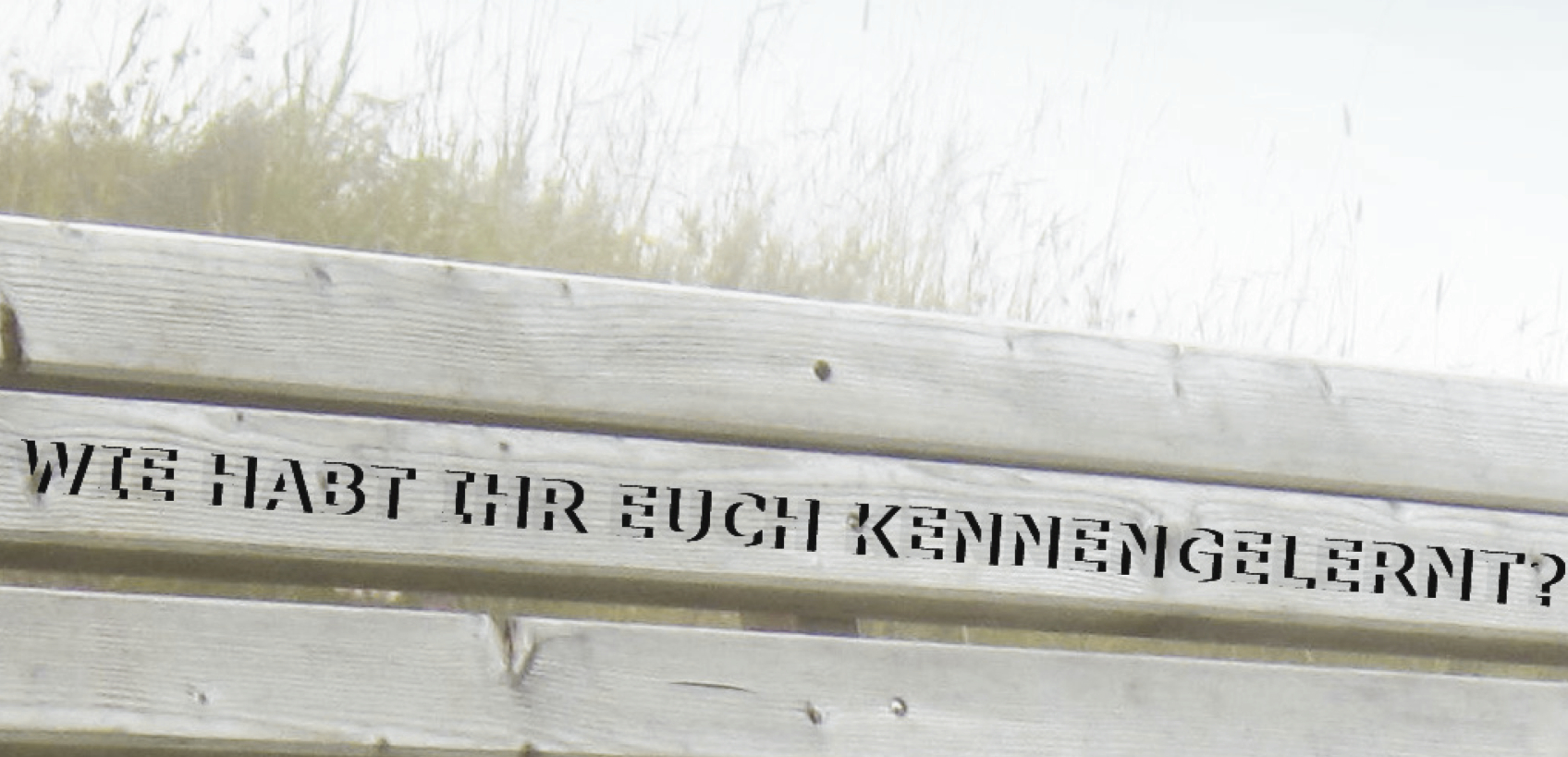 Die Fragen sind in die Bänke eingelassen