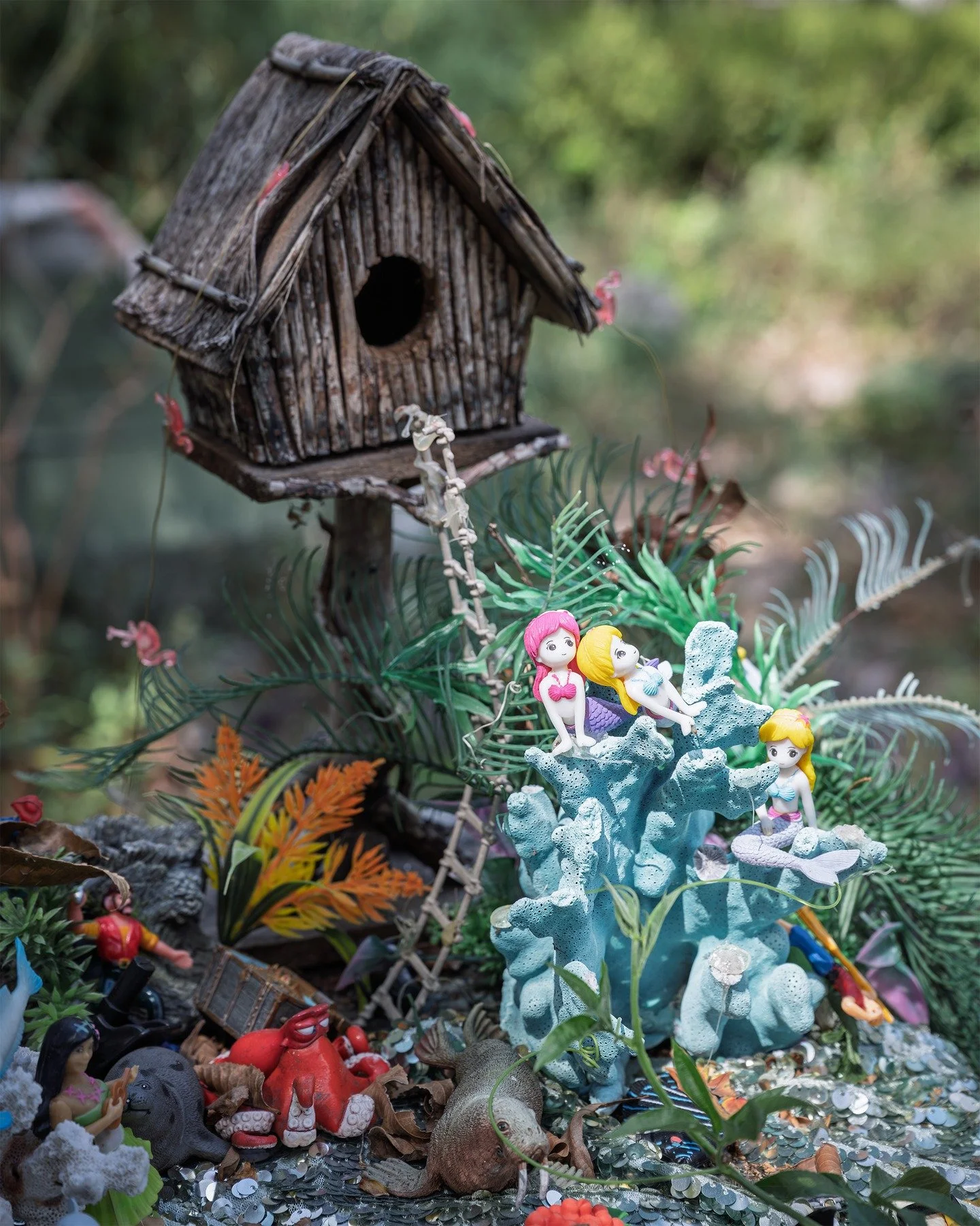art garden 

#streetphotography #urbanlandscape #toyart #diorama #garden #keepaustinweird #AustinTexasPhotography #ATX #AustinTexas
