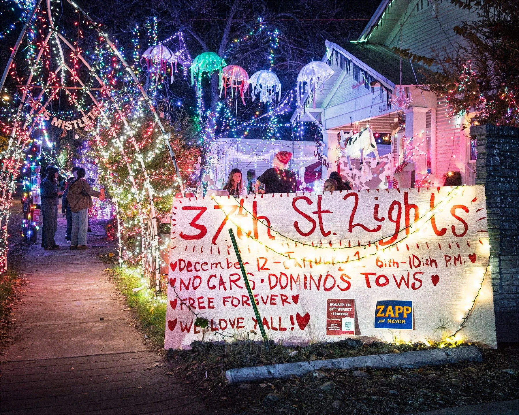 37th Street Lights Redux

#christmas #hanukah #holidays #urbanlandscape #AustinTexasPhotography #ATX #AustinTexas