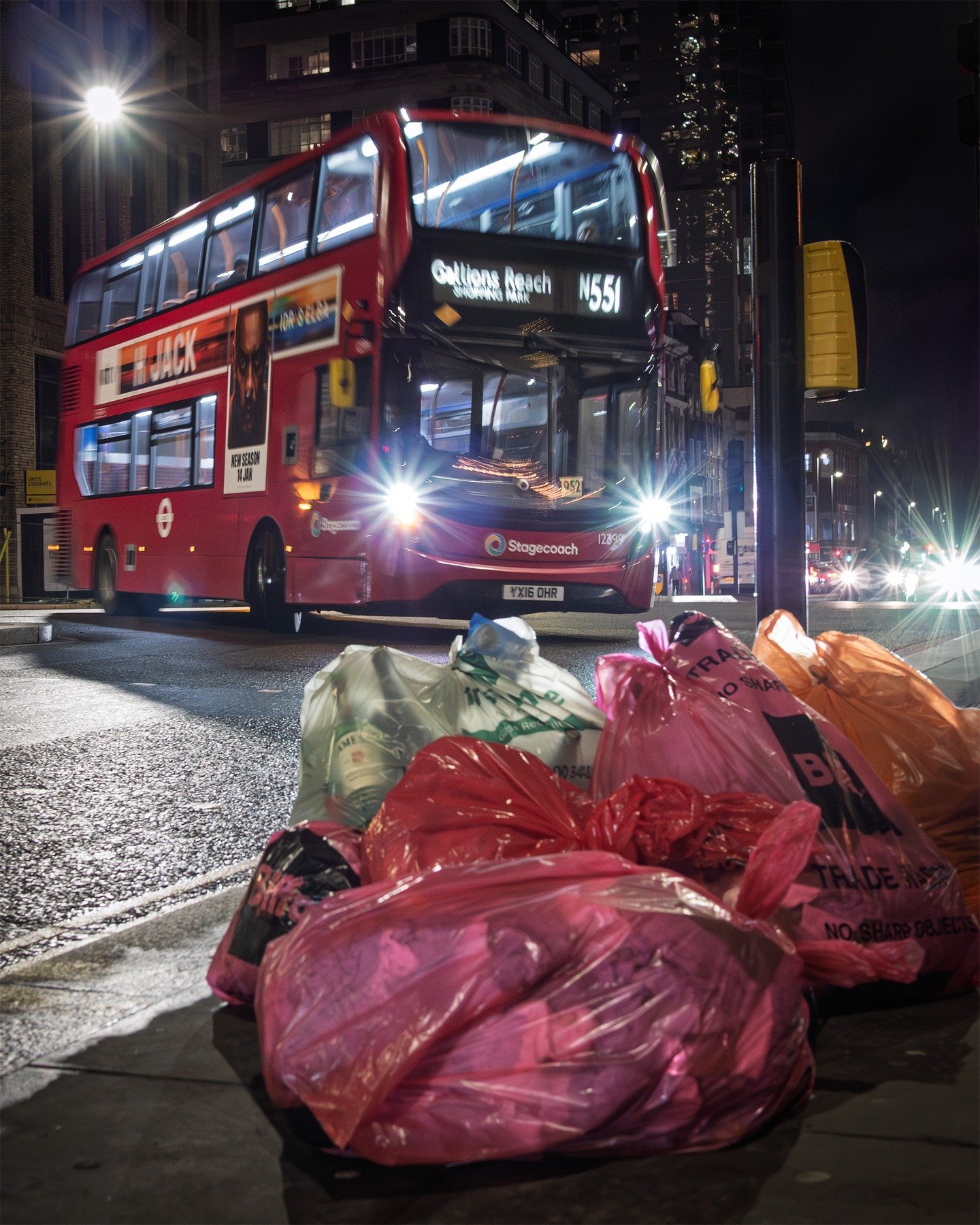 bus and rubbish

#urbanlandscape #london #uk