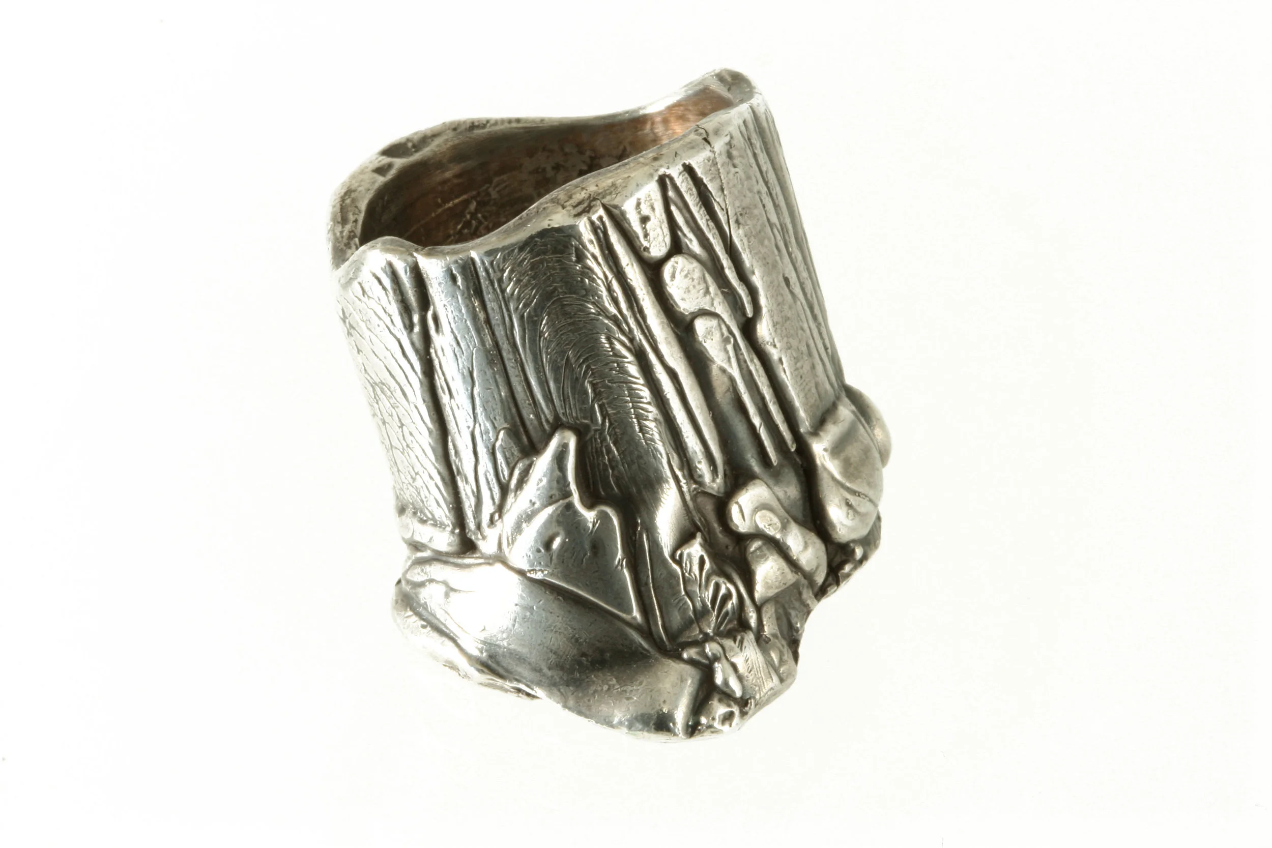 Tree trunk rings come in four different designs, for sizing please contact us.