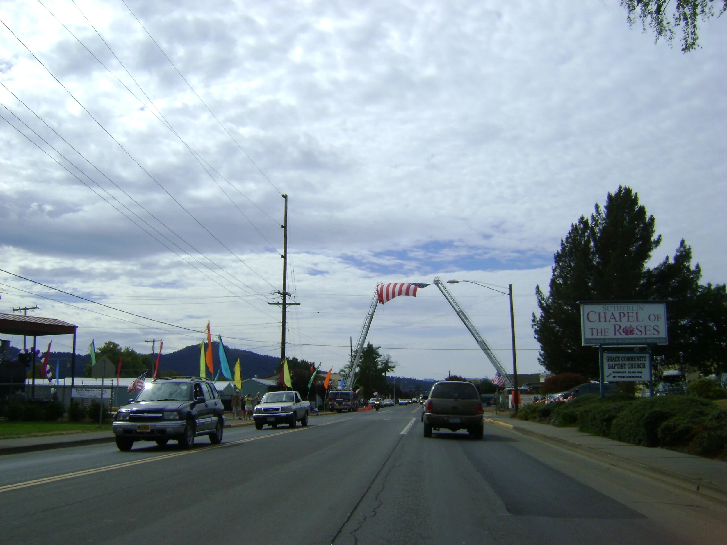 Incredibly large flag that we rode under on the way to the finish line in Sutherlin. 