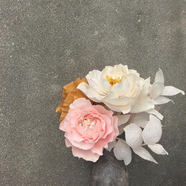 Oh~ someone's going to be lucky!!! 😆 2 seats just opened up for @poketo x @bloomsintheair paper flower workshop 5/7th @thelinehotel It's seriously the best Mother's Day gift you can give. Either for you to make and give or for you and your mom to le