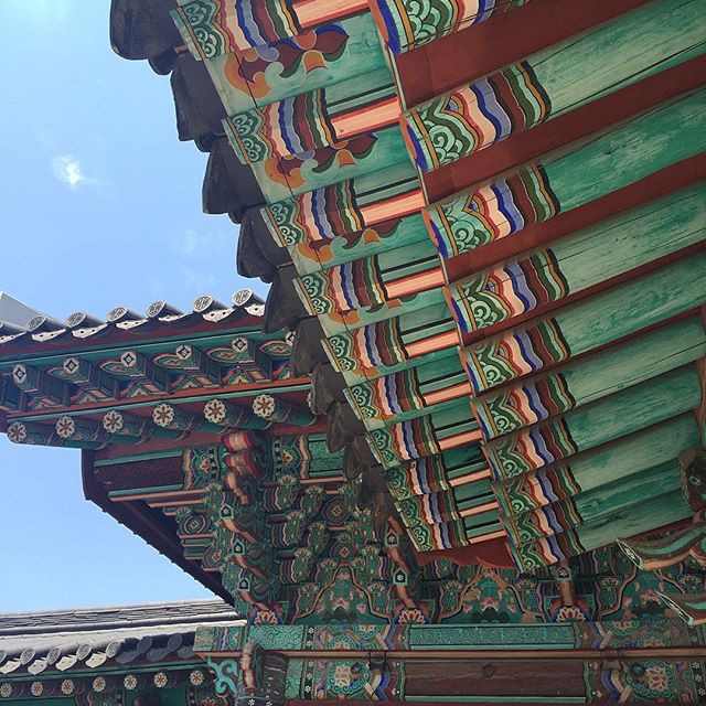 Fourth day in Seoul, Korea. Have been in the moment with the warmest family welcome and the marathon of soul food. So happy. Then took a trip to jeonju hanok village. Beautiful clear skys with load of inspiration and memory making. .
.
.
.
#bitatrave