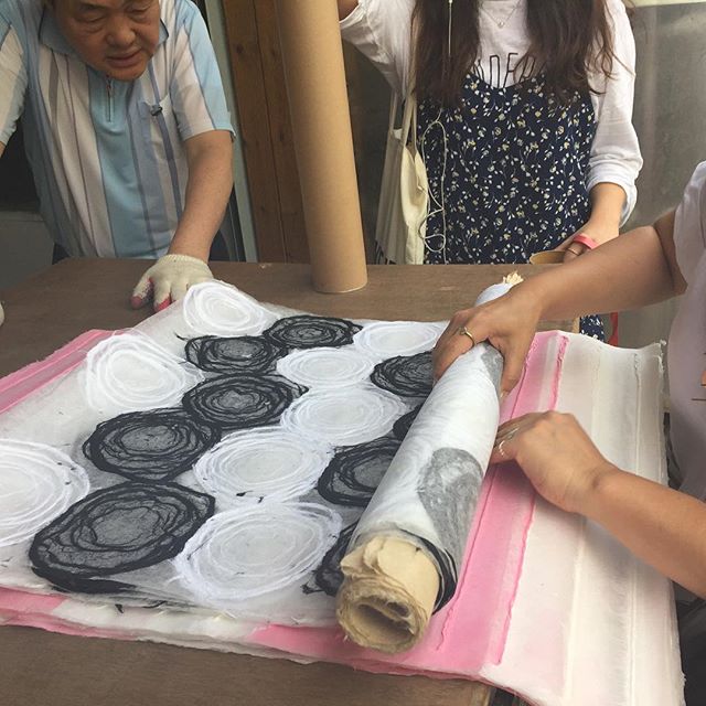 Very happy rolling up some beautiful paper.
.
.
.
.
#hanjipaper #bitatravels #seoul