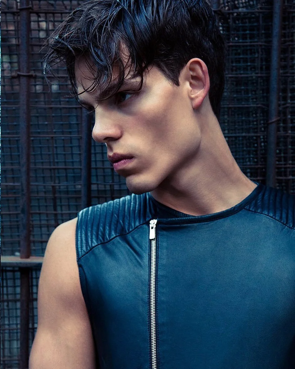 One minute of anger weakens the immune system for 4 to 5 hours. One minute of laughter boosts the immune system for 24 hours. What we choose today? ❤️😊

#hairByLouiFerry #photographer @tedsun77 @adonmagazine #orrihelgason #maleModel #work #wetHair #