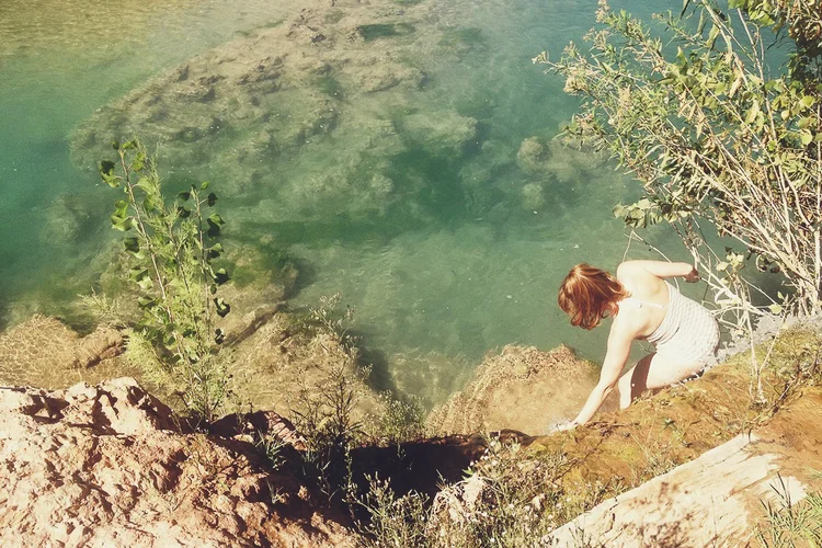 Finding waterfalls and water of turquoise green in the middle of the Grand Canyon - Arizona.