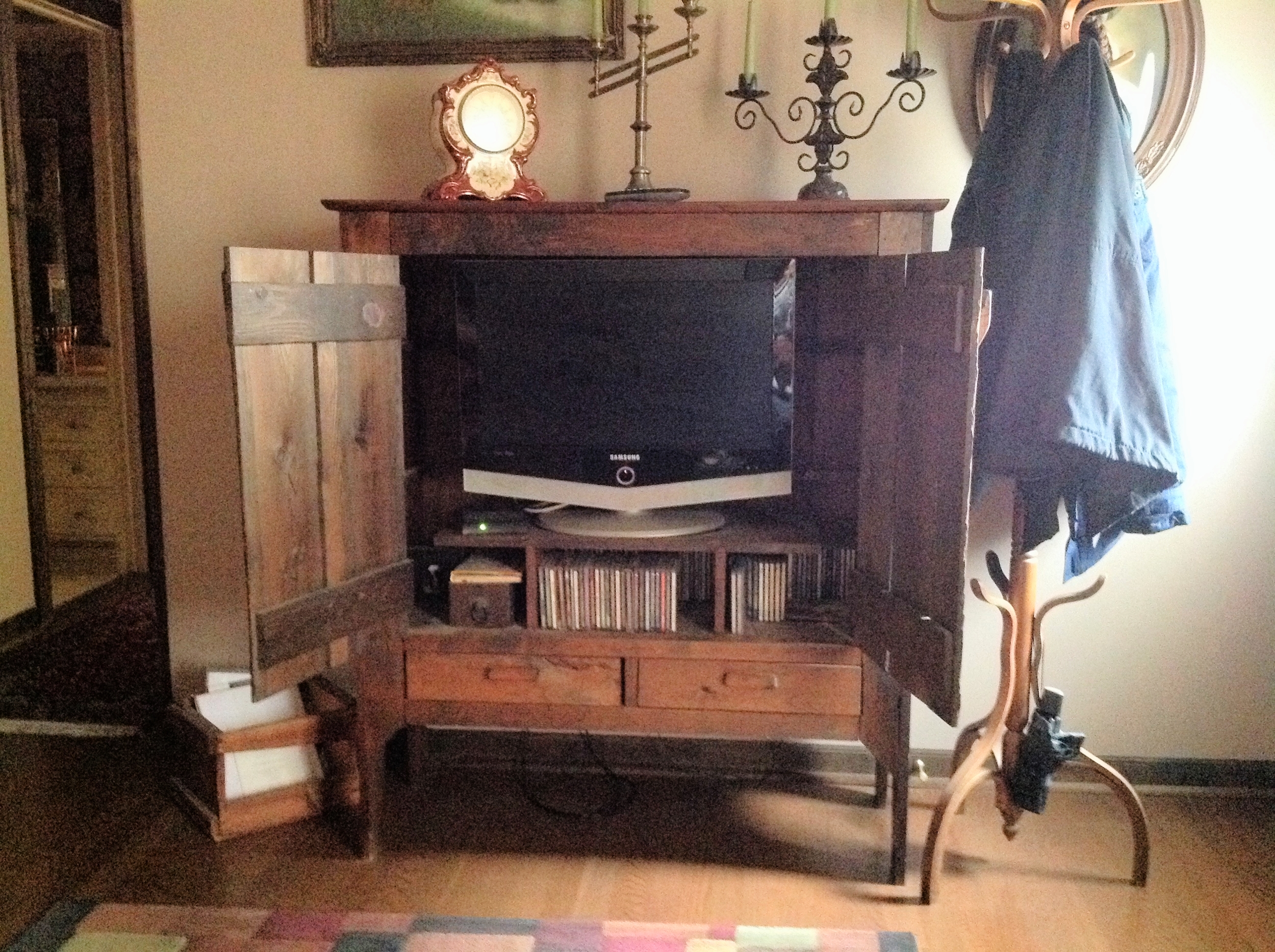 Solide pine Primitive Tv console / tv stand with drawers