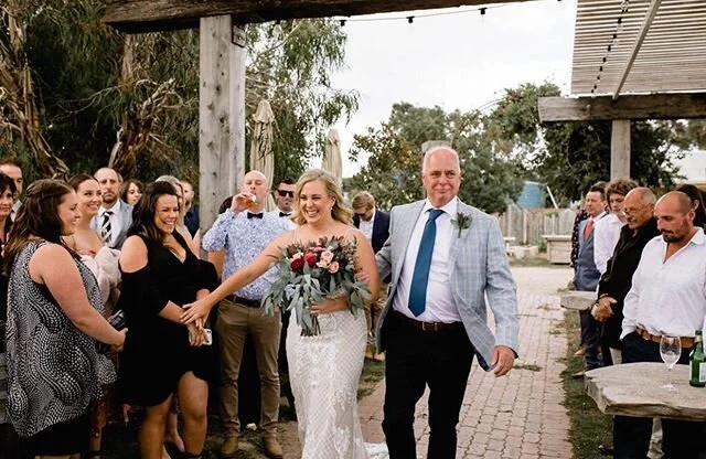 I love a little aisle moment. Karly reached out for her mate who set her and Liam up on a blind date. Think it worked out. 👍🏻