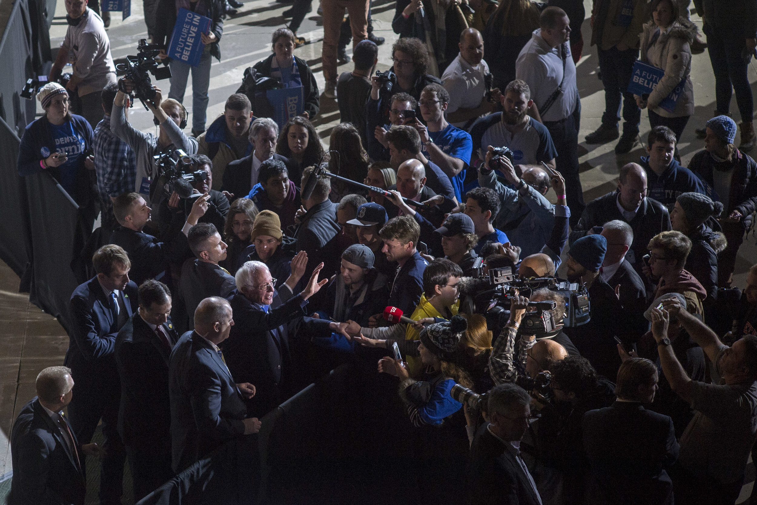 Sanders bids farewell to the crowd.