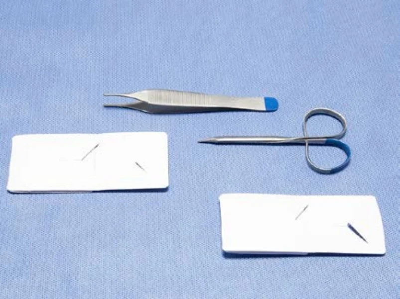Disposable Hechtingverwijder set BC LM2014548 (per doos van 100 sets) 1 Stevens vasculaie- en tendon schaar fijn gebogen stom/stomp 11 cm 1 Adson anatomisch pincet 12 cm