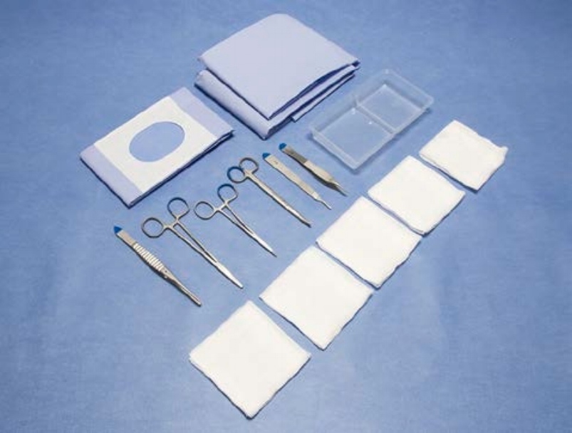 LM2017034 Kleine verrichtingen set 1 Arterieklem Micro-Halsted gebogen 12,5 cm 1 Chirurgisch pincet Gillies 1 x 2 tanden fijn 15,5 cm 1 Chirurgisch pincet Adson micro 1 x 2 tanden 12 cm 1 Mesheft no. 3 12,5 cm 1 Naaldvoerder Mayo-Hegar 15 cm 1 Prepareerschaar Metzenbaum gebogen 14,5 cm 5 Wondgazen 12 laags 17 dr. 10 x 10 cm 1 Gatdoek 2 laags 75 x 90 cm met plakrand langs gat 6 x 8 cm blauw 1 Tray PP 180 x 97 x 26 mm 2 compartimenten transparant 1 Steriel veld 2 laags PE 33 gr/m2 NW 30 gr/m2 70 x 90 cm blauw