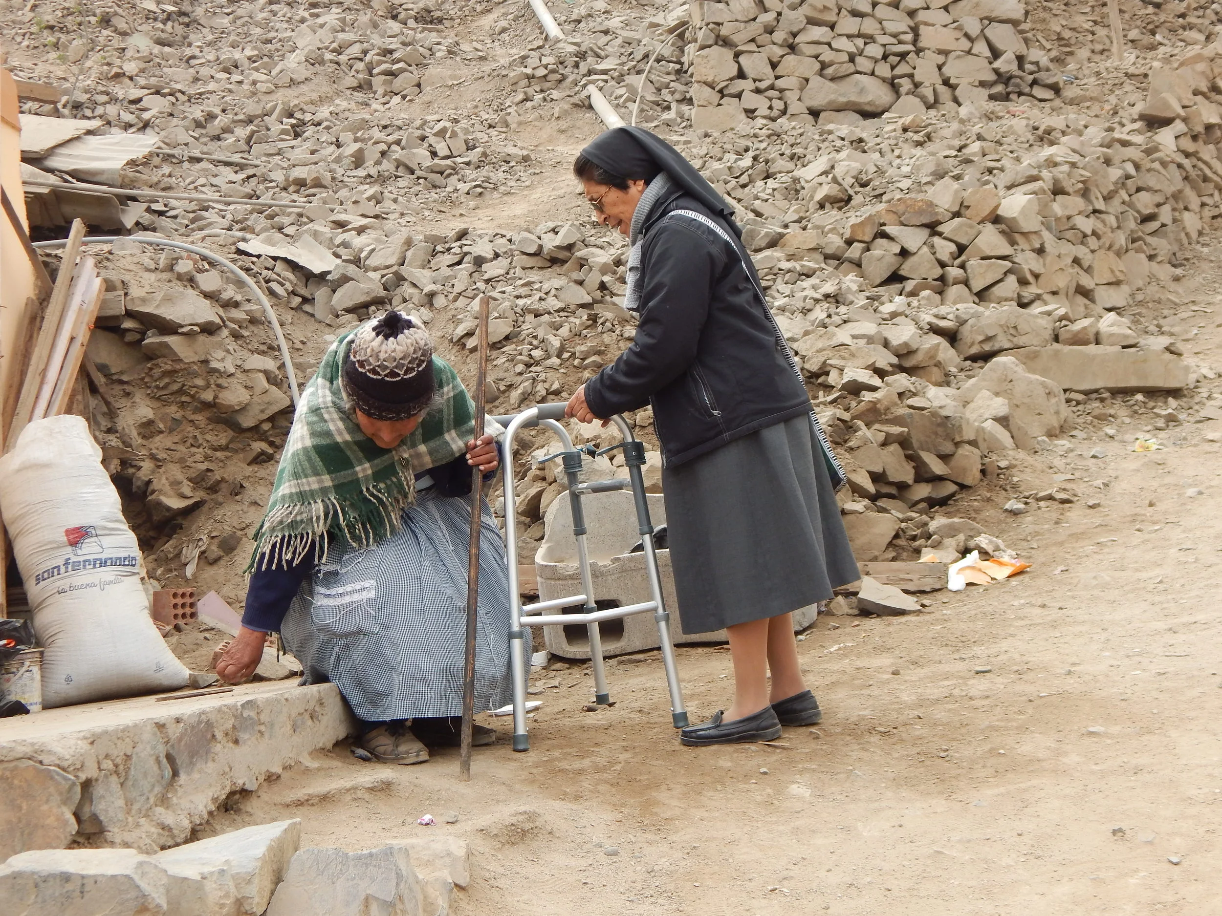 Sr. Carmen brings a new walker to a patient