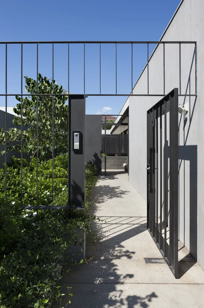 Toorak House. Entry