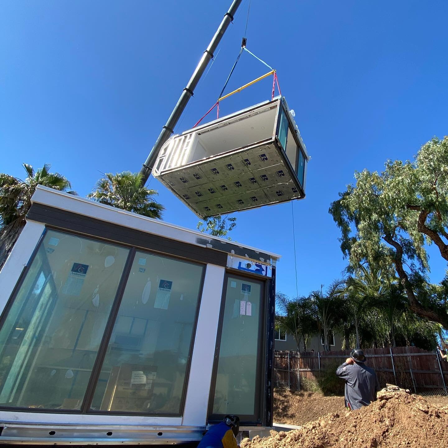 Got the structures set with @mightybuildings and now ready to finish up the details. 
#adu #backyardhome #guesthouse #prefabhomes #prefabhouse #modularhomes #poolhouse #grannyflat #inlawsuite #inlawunit #backyardstudio #guestspace #sustainable #genes