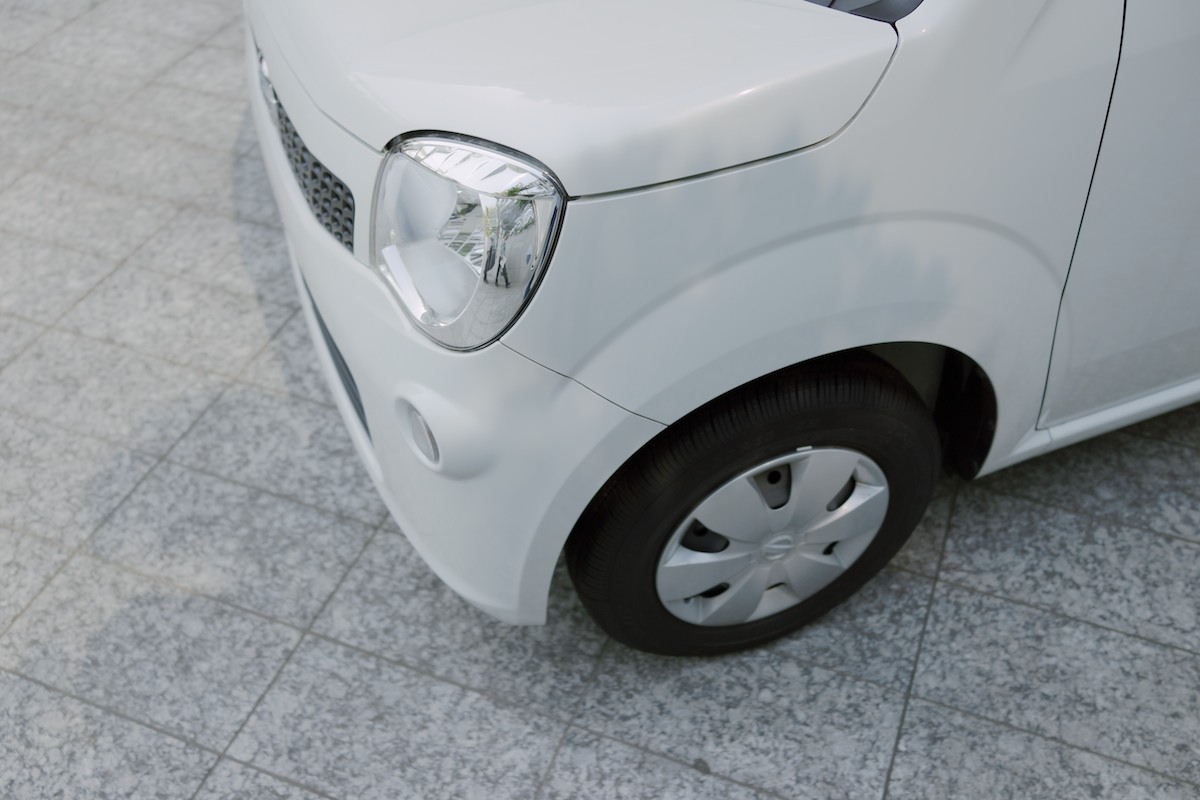 Tiny wheels and non-existent overhangs.