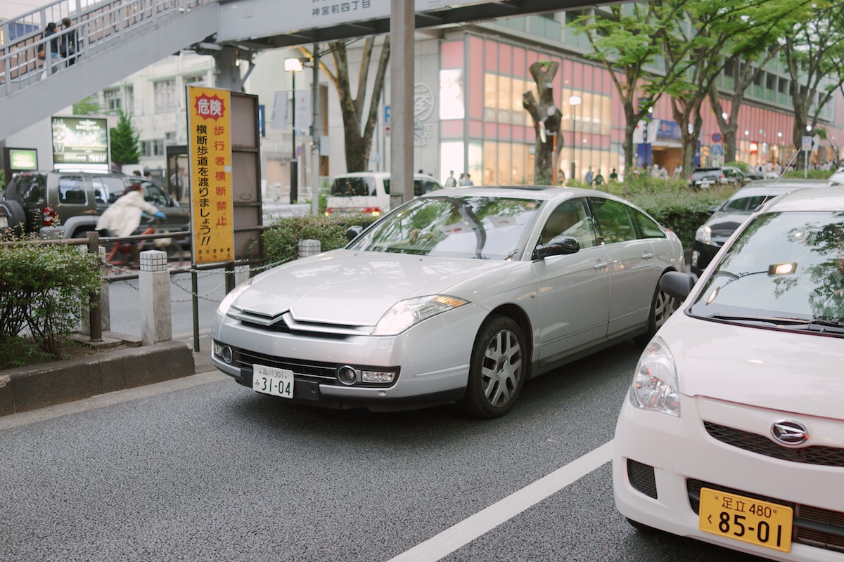 Japan seems to import all the European brands we don't get in America. Spotted this Citroën C6 in Harajuku. 