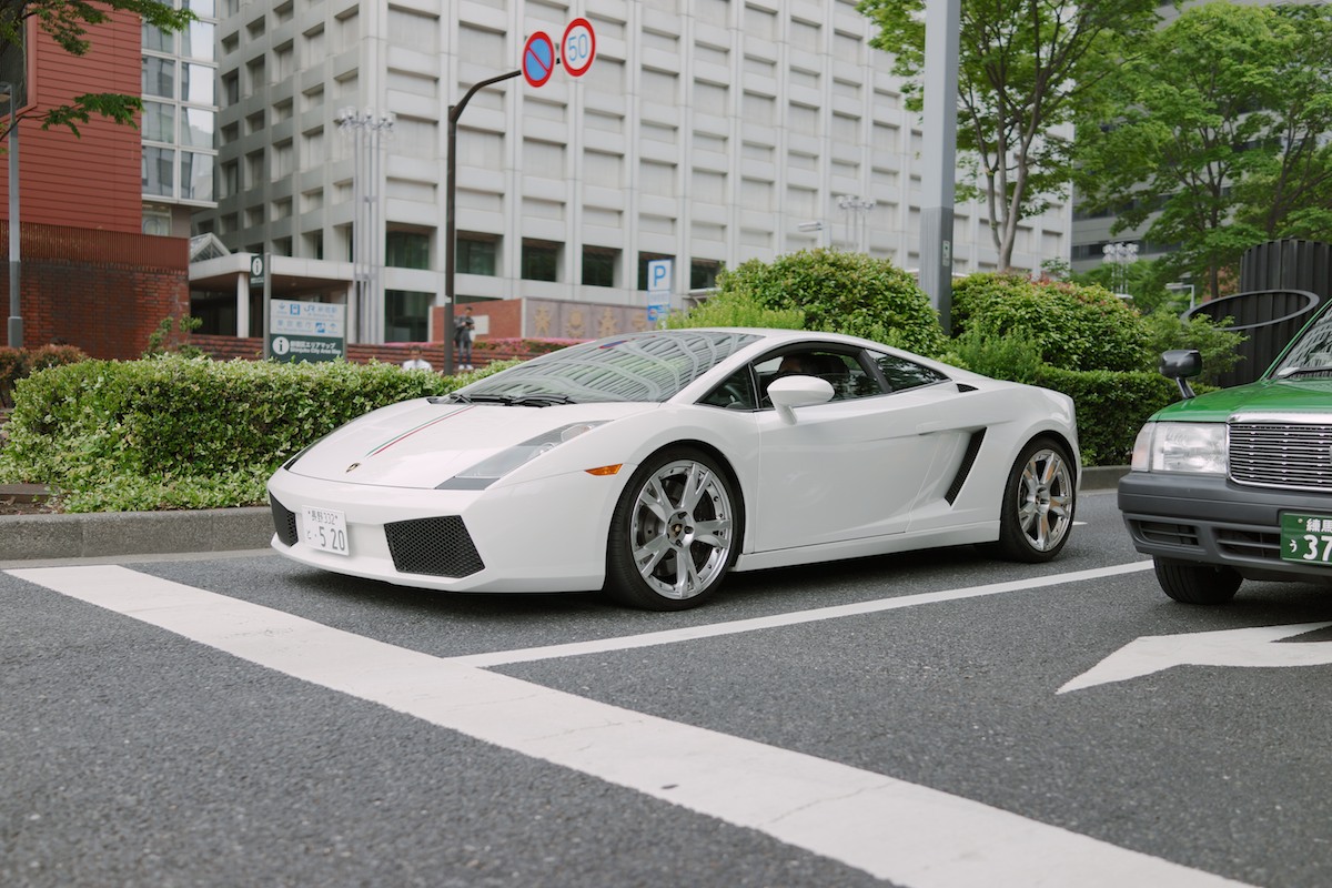 A Gallardo spotted in Shinjuku.