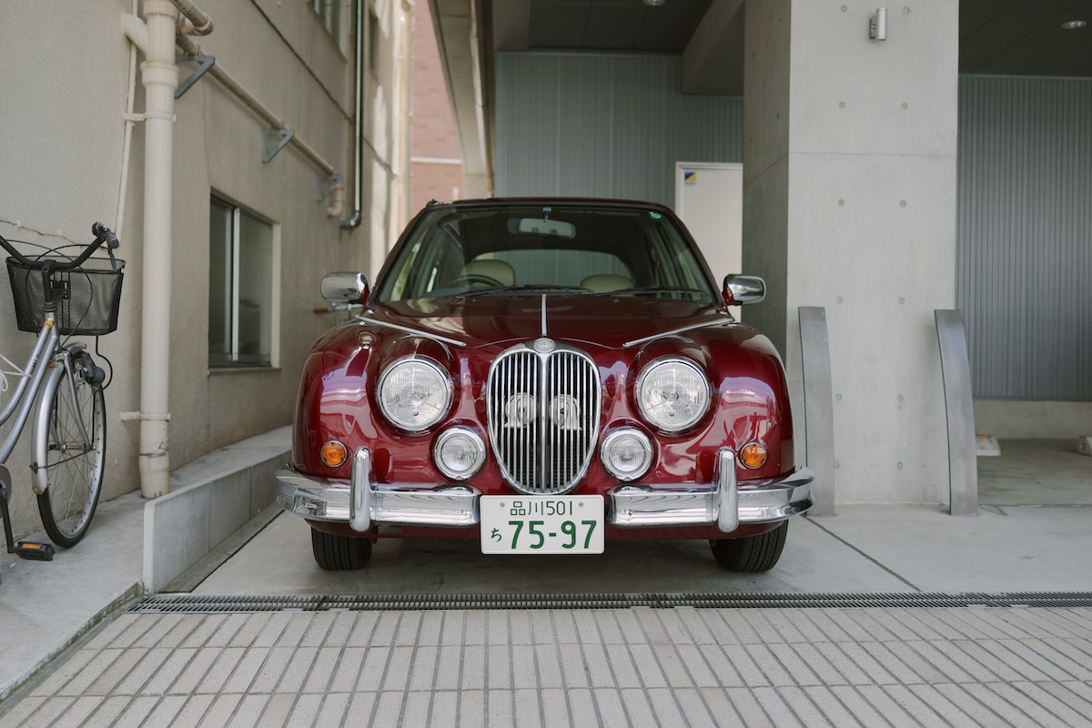 Mitsuoka is a coachbuilder that modifies modern Nissan/Honda/Toyota vehicles into strange retro versions like this, the Viewt.