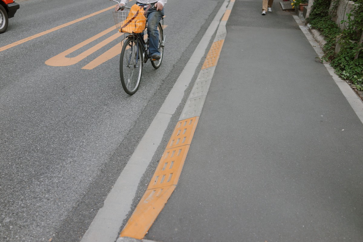 A clean curb-cut solution found in Mitaka.