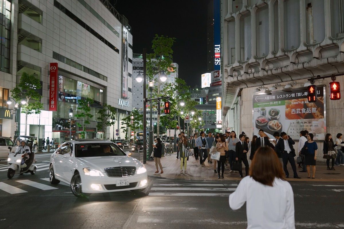 Tokyo crossing lights show wait times using vertical "loading bars".