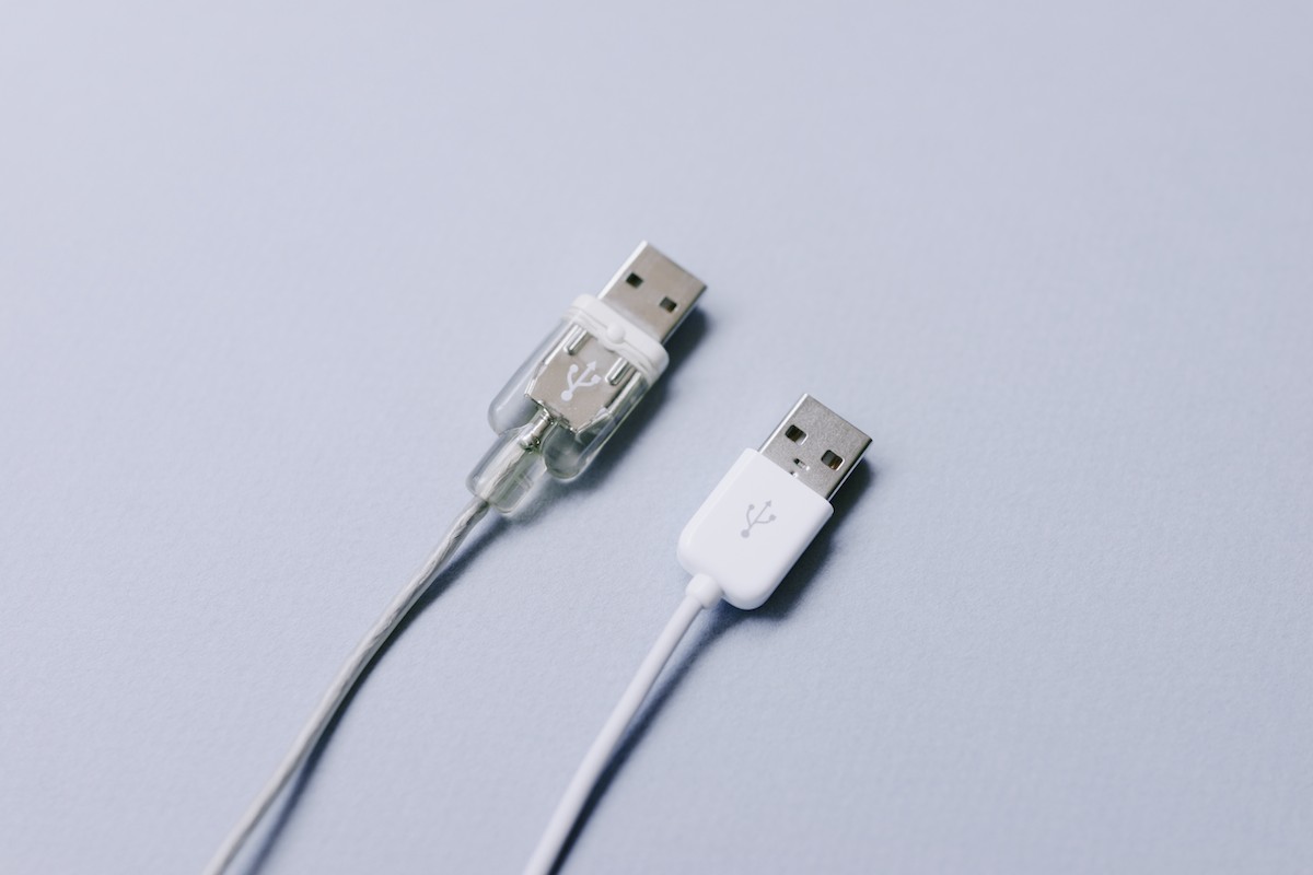 Left: Apple Pro Mouse USB plug | Right: Apple Mouse USB plug
