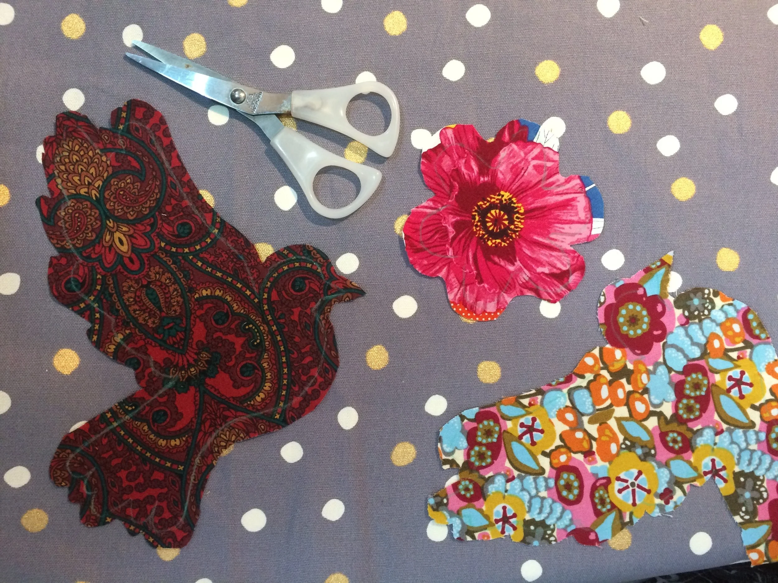 Lisa's bird has beautiful movement in her wings, just from the placement of the shape on the pattern. She is making a bag too.