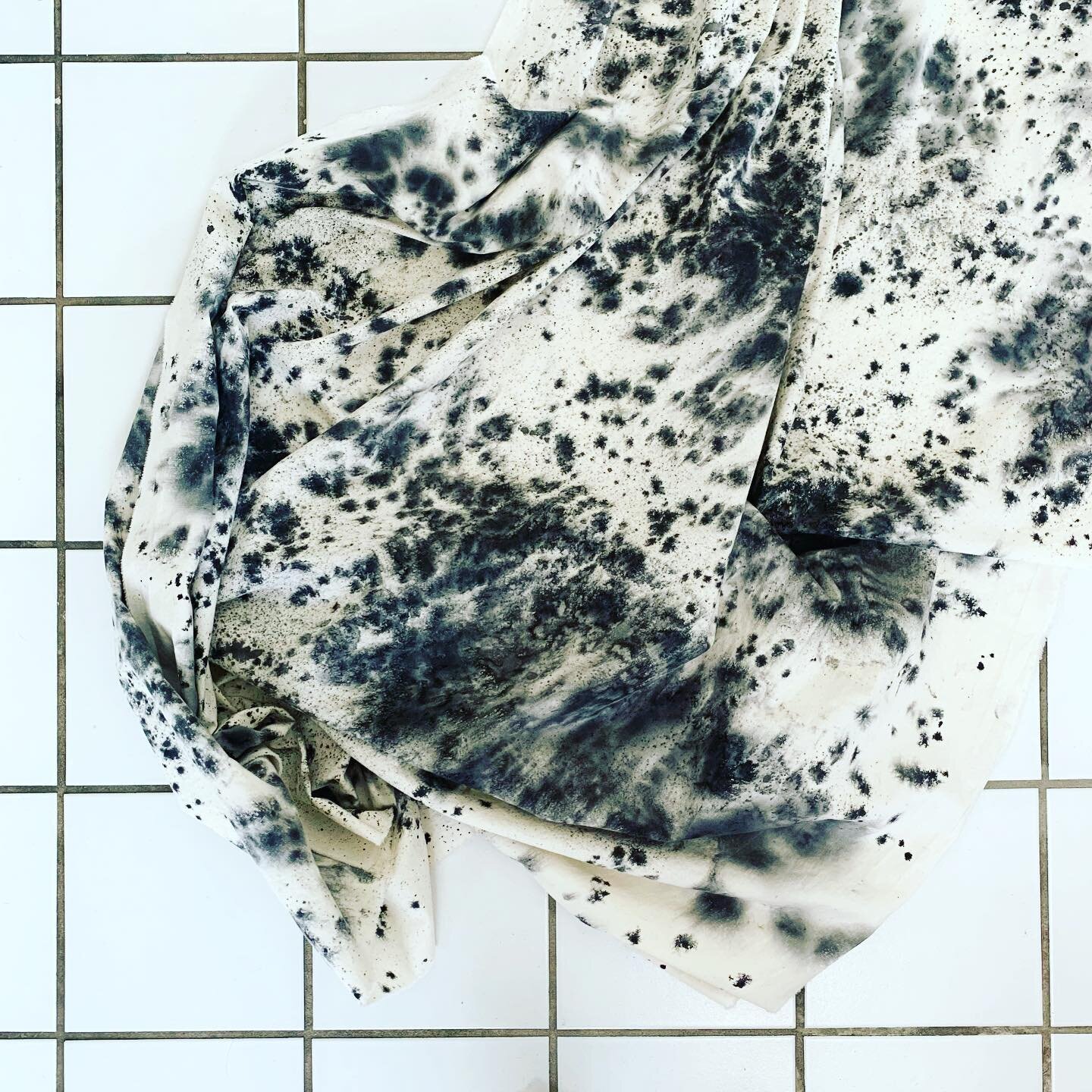 i am on a clothesmaking kick right now, dominated by an obsession with #quiltedcoats - one of the next experiments in that vein will likely feature this watercolor inspired splatter print @konacotton (kona natural) i painted in the garage studio this