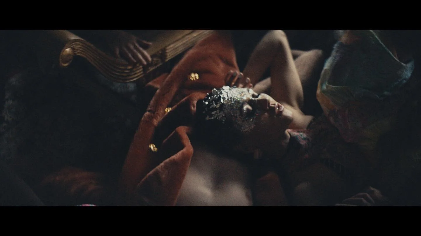 Fashion Model Art, all in a heap. 
@haikuhands feat. @sofitukker 

Directed by Jasmin Tarasin

Producer - Linzee Harris
DOP - Jack Saltmiras
Stylist - Erin Fairs
Make Up - Matt Hornby
Choreographer- Emma Saunders
Grade - Fergus Rotherham
Edit - Lucy 