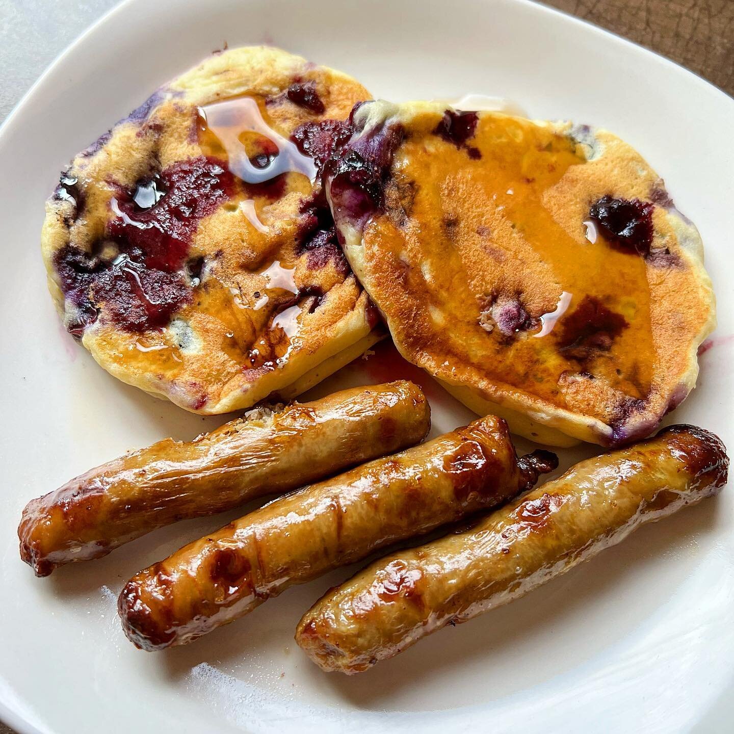 GF Banana Blueberry Protein Pancakes 🥞
The secret ingredient is&hellip; blended 1% cottage cheese! Thank you @coachboski for the idea! 💡 &ldquo;BirchBenders&rdquo; brand of Gluten-Free Pancake Mix tastes great and makes fluffy cakes! Served these a