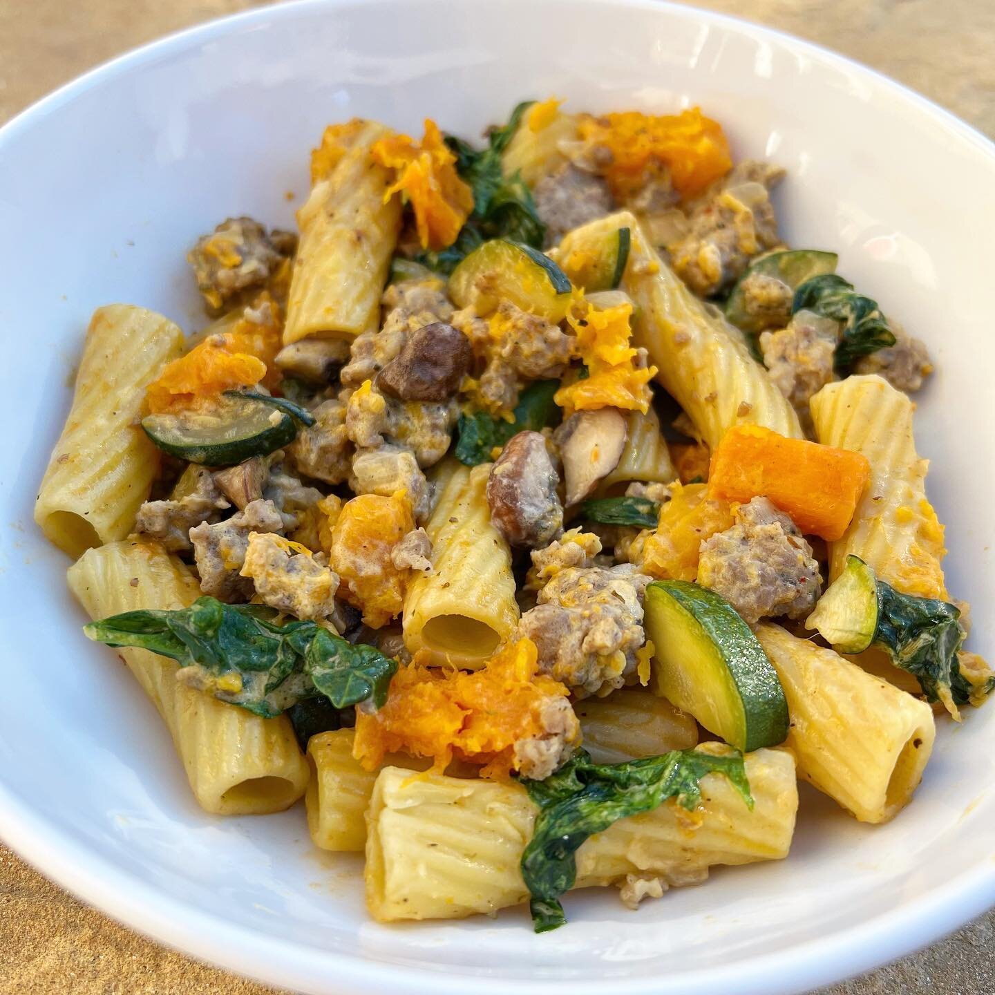 My new favorite Autumn time meal prep! 
Butternut Squash and Sausage Pasta 😍
🍁🍁🍁
INGREDIENTS
1 lb. Ground (sage) Sausage
1 bag/box of precut butternut squash cubes
1/2 cup chopped onions 
2 Zucchinis (sliced)
1/2 cup Mushrooms (sliced) 
1 cup Alf