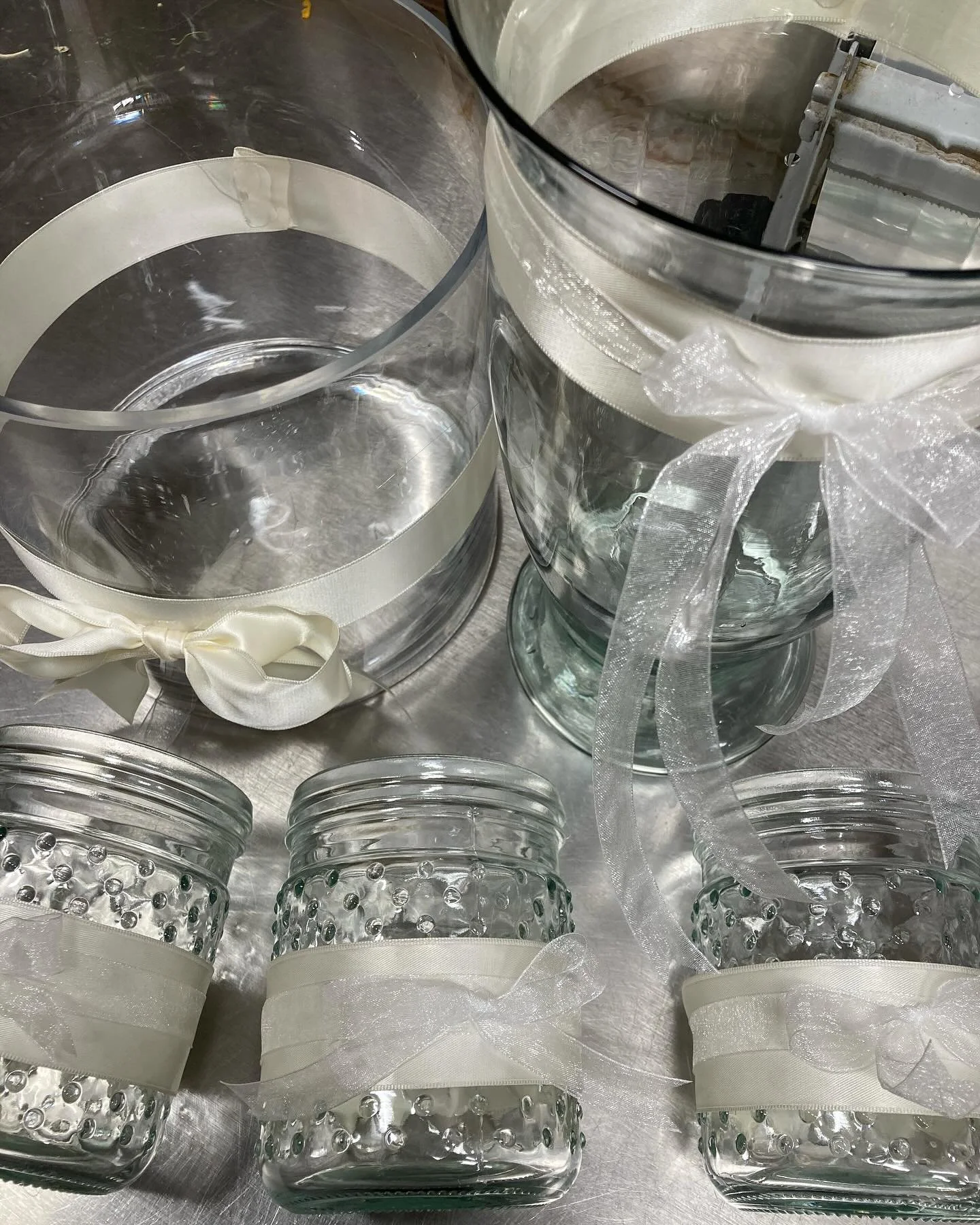 Ribbon trimmed hobnail.