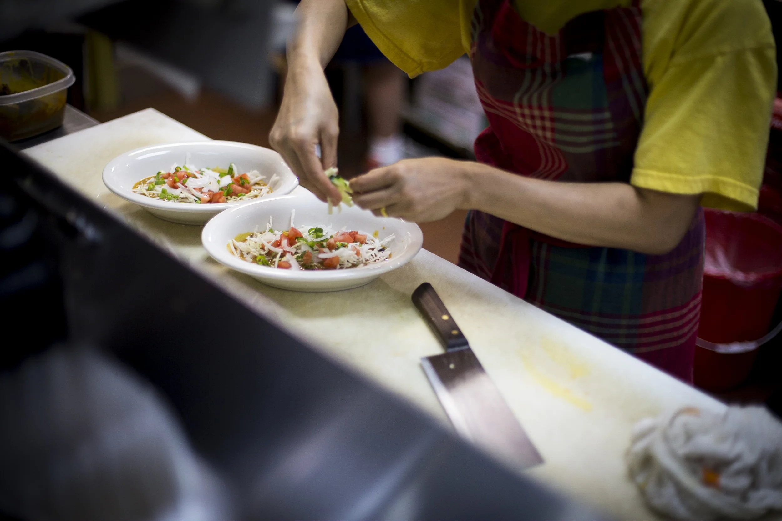  Thawdar Kway busy working in the kitchen of Yoma. By Ann Wang 