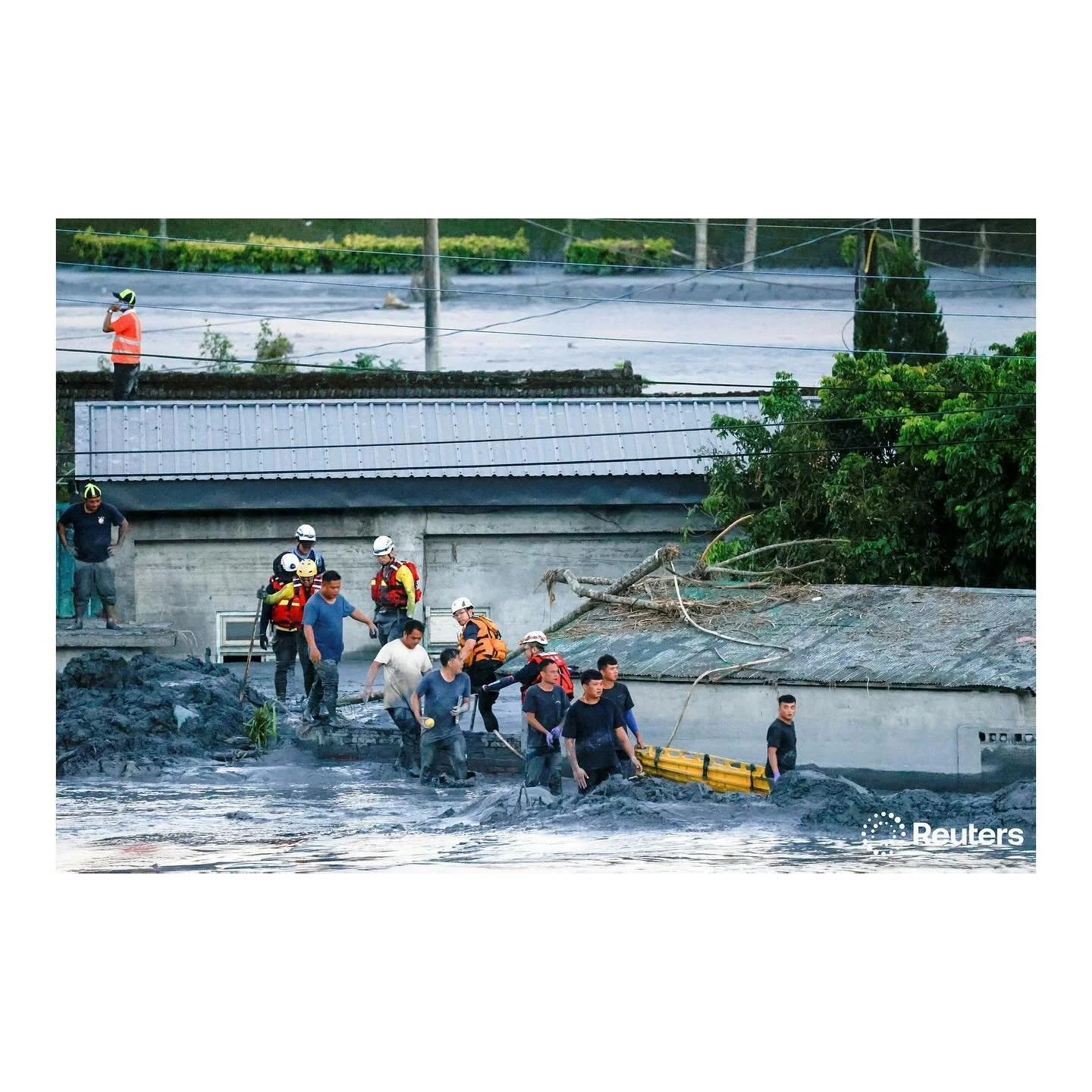 Rescue teams battled through thick mud to search for the last missing people, while residents were urged to evacuate again as the waters rose.  #taiwan #hualien #typhoon