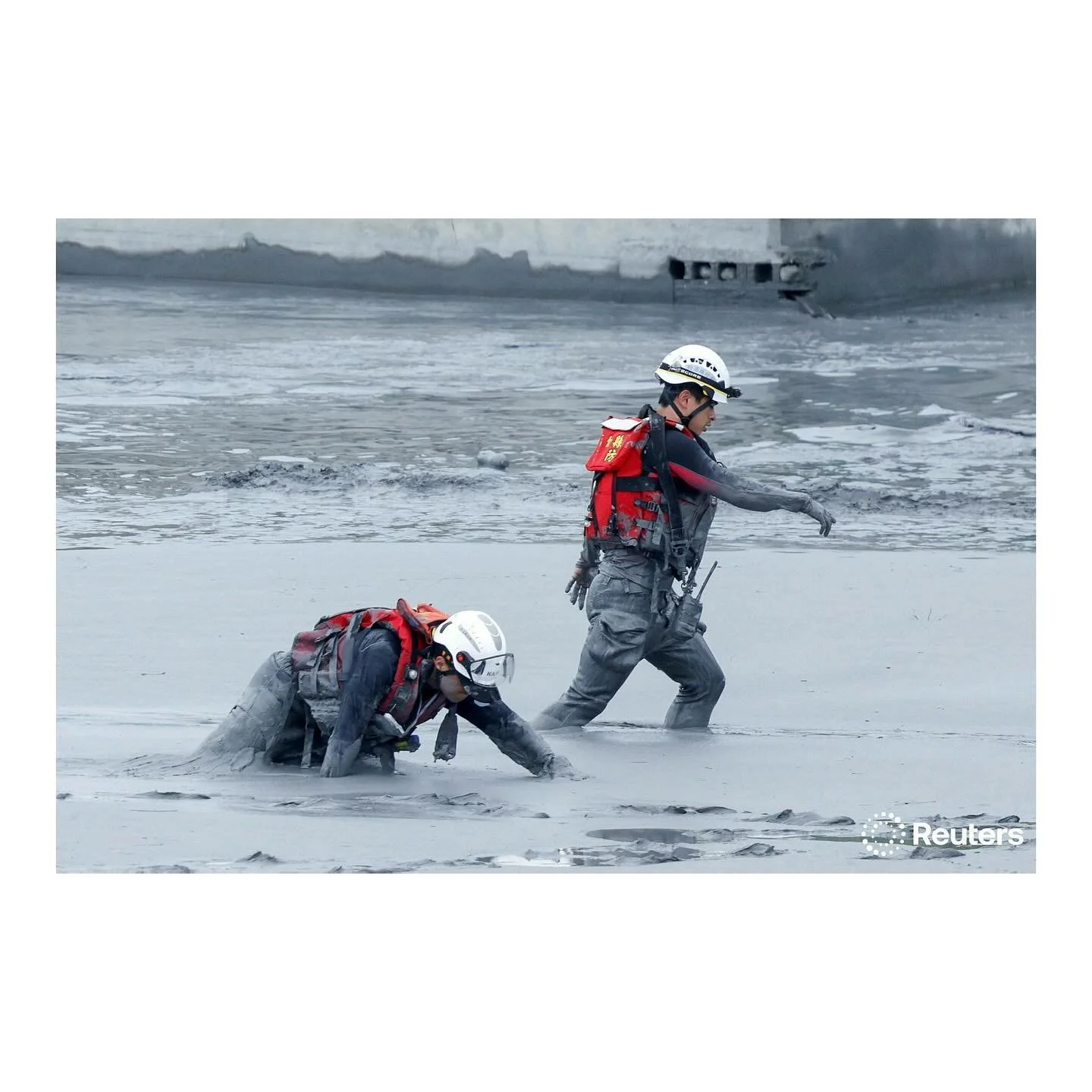 這是離開光復的時候拍到最後幾張照片。佛祖街上雨來了，水來了，昨天挖土機清出來的路沒了，搜救人員走一步就陷下去，互相拉不然就是想辦法爬出去可以想像搜索到底有多困難😭

大家辛苦了🙏
台灣有你們真好❤️
#taiwan #hualien #光復