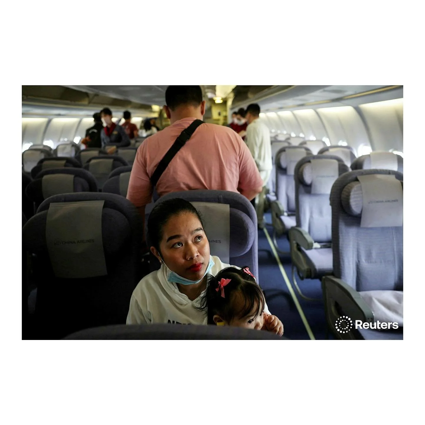 回家。

因為擔心台灣工作簽證的問題，原本想讓姊姊飛來帶小孩回去。
但又怕姊姊進不了台灣，也真的放不下小孩，最後決定自己來。

台灣離菲律賓很近，但走一回才知道沒那麼容易。
去機場要錢，如果移工不在台北或桃園，可能還得先北上住一晚再飛。
到了馬尼拉，我們又坐了十六個小時的大巴，才真的回到家。

抵達馬尼拉機場時，本來以為只有姐妹來接，沒想到媽媽也來了。憋了一整年的眼淚，那一刻終於忍不住掉下來。

回家真好。❤️
Story link in bio. 

#migrationstory #migr