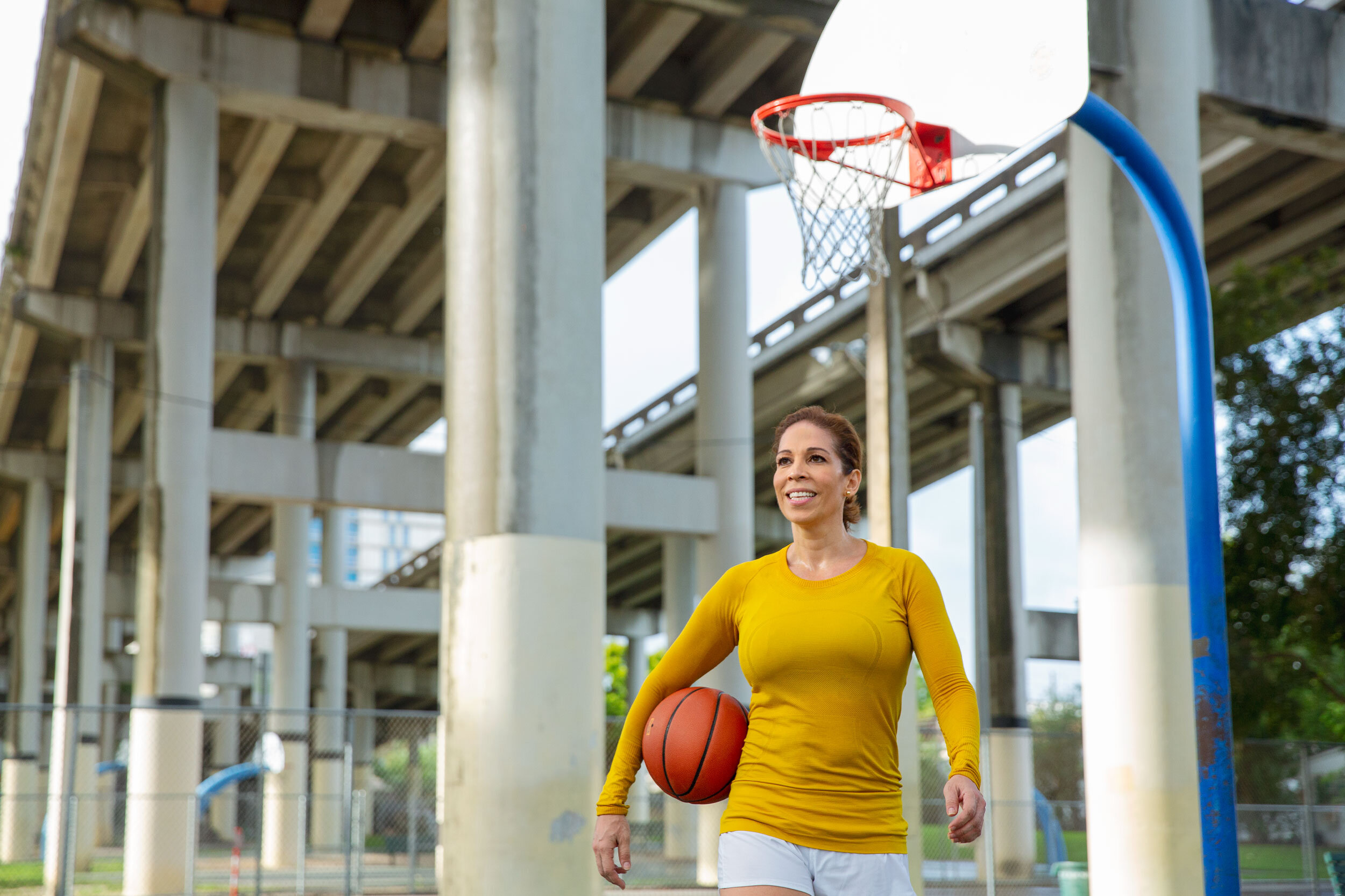 Fitness_workout_woman_playing_basketball_miami_portrait_david_gonzalez_photographer_front.jpg